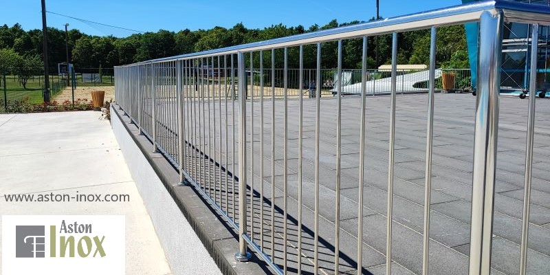 inox ograda za balkon sa okomitim ispunama